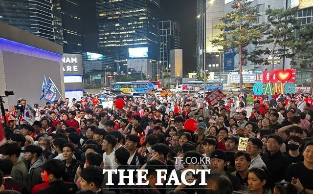 김문수 국민의힘 대선 후보가 2일 오후 강남역 12번 출구 앞에서 마지막 거리 유세를 진행하는 가운데, 현장에서 지지자들 "김문수" "대통령"을 연호하고 있다. /이하린 기자