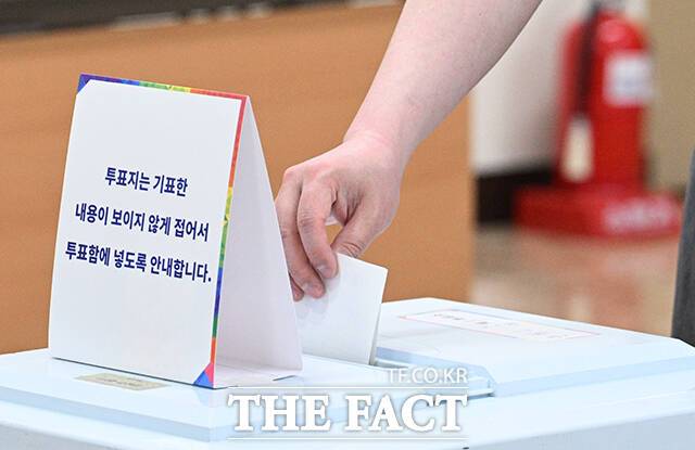 제21대 대통령선거 본투표가 3일 오전 6시부터 전국 1만4295곳 투표소에서 일제히 시작된 가운데 서울 곳곳에서는 소중한 한 표를 행사하기 위한 시민들의 행렬이 이어졌다. 사진은 제21대 대통령 선거 날인 3일 오전 서울 강남구 국민연금공단 서울남부지역본부에 마련된 논현1동 제3투표소를 찾은 시민이 투표를 하고 있는 모습. /박헌우 기자