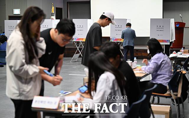 제21대 대통령선거 본투표가 3일 오전 6시부터 전국 1만4295곳 투표소에서 일제히 시작된 가운데 서울 곳곳에서는 소중한 한 표를 행사하기 위한 시민들의 행렬이 이어졌다. 시민들은 대통령 탄핵으로 치러지는 선거인만큼 경제를 살리고 국민이 안정적으로 살 수 있는 나라를 만들어 달라고 촉구했다.사진은 제21대 대통령 선거 날인 3일 오전 서울 용산구 중부기술교육원에 마련된 한남동 제3투표소를 찾은 시민들이 투표를 하고 있는 모습, /장윤석 기자