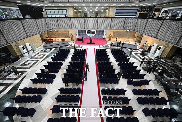 제21대 대통령선거 투표 날인 3일 오후 서울 여의도 국회 로텐더홀에서 관계자들이 다음날 예정된 대통령 취임식을 준비하고 있다. /국회=박헌우 기자