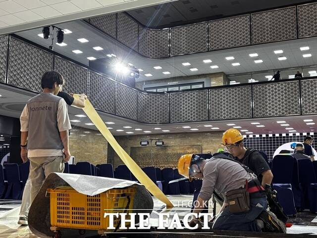 제21대 대통령 취임식을 하루 앞두고 3일 서울 여의도 국회 본청 로텐더홀에서 공사가 진행되고 있다. /국회=이하린 기자