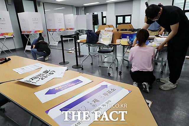 제21대 대통령 선거 투표소 설치 현장. /더팩트DB