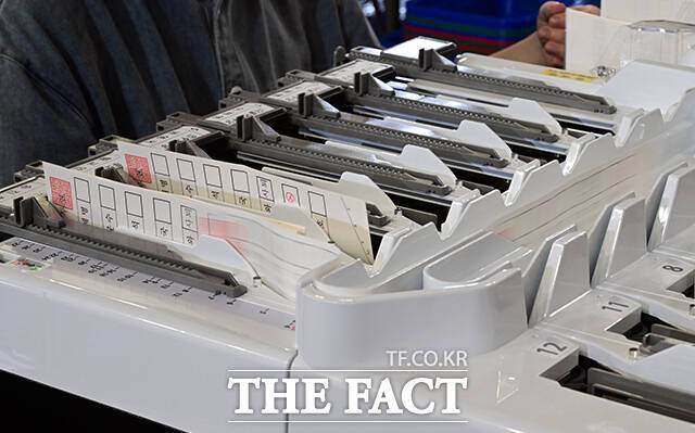 제21대 대통령 투표를 하루 앞둔 2일 오후 경기 안양 덕천초등학교 체육관에 마련된 안양시만안구선거관리위원회 개표소의 관계자들이 투표지 분류기를 점검하고 있다. /안양=임영무 기자