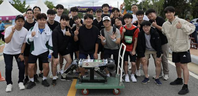 KAIST 황보제민 교수(앞줄 왼쪽 두번째)가 라이보 연구생들과 기념촬영했다.(사진=KAIST)