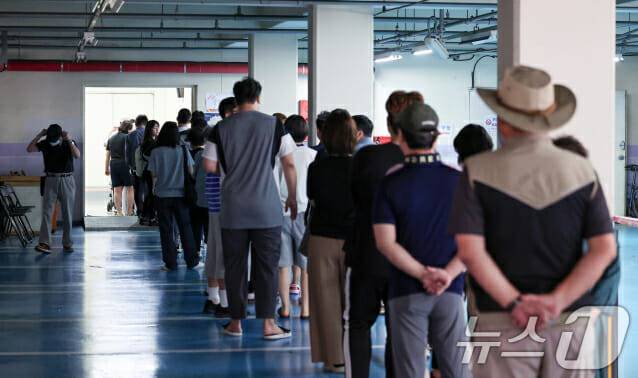 제21대 대통령 선거일인 3일 서울 서대문구에 위치한 한 아파트에 마련된 남가좌제2동 제5투표소를 찾은 유권자들이 투표를 하기 위해 줄 지어 있다. (사진=뉴스1)