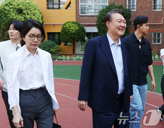 윤석열 전 대통령과 김건희 여사가 제 21대 대통령 선거일인 3일 오전 서울 서초구 원명초등학교에 마련된 서초4동 제3투표소에서 투표를 마치고 이동하고 있다. (사진=공동취재(뉴스))