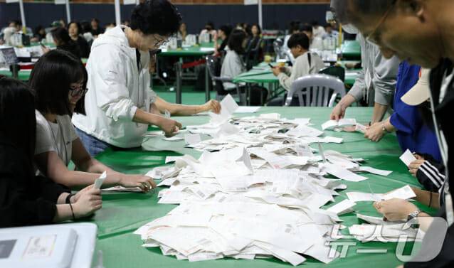 제21대 대통령 선거일인 3일 전북 전주시 화산체육관에 마련된 개표소에서 개표사무원들이 개표 작업을 하고 있다. (사진=뉴스1)