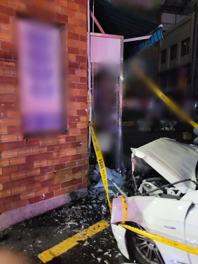 지난 2일 밤 부산 범일동 도로변 상가를 들이받고 멈춘 승용차. 부산경찰청 제공