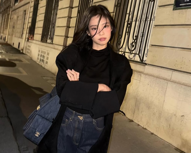 샤넬 가방 착용한 '블랙핑크' 멤버 제니. 가수 제니 SNS.