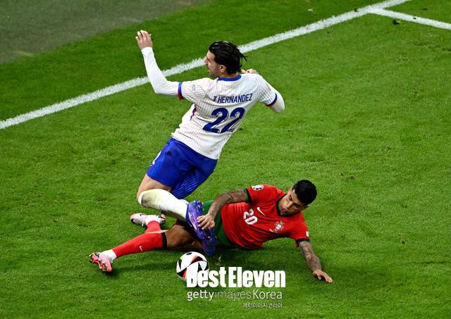 테오 에르난데스와 주앙 칸셀루의 대결 모습, 이제 한 팀에서 뛸 가능성이 높아졌다.