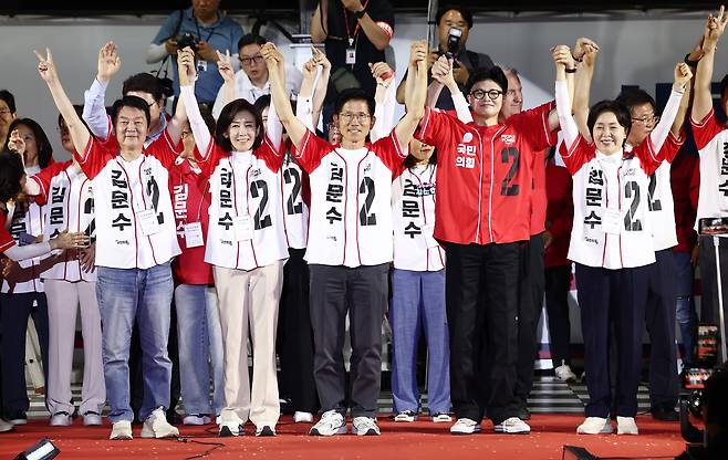 김문수 국민의힘 대통령 후보가 제21대 대통령 선거를 하루 앞둔 2일 오후 서울 중구 서울시청 앞 광장에서 열린 '울려라 함성, 들어라 승리의 메아리' 피날레 유세에서 나경원·안철수·양향자 공동선대위원장과 한동훈 전 대표와 원팀 퍼포먼스를 하고 있다./뉴스1