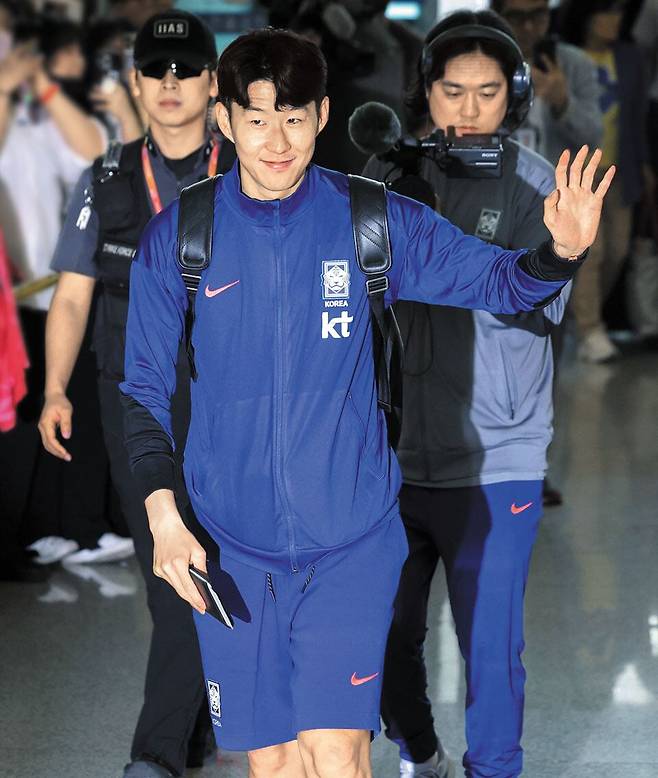 손흥민이 2일 인천국제공항에서 출국하고 있다. /뉴시스