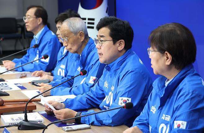 박찬대 진짜대한민국 중앙선거대책위원회 상임총괄선거대책위원장이 2일 오전 서울 여의도 더불어민주당 중앙당사에서 열린 중앙선거대책위원회의에서 발언을 하고 있다. /뉴시스