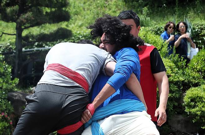 지난 5월 20일 오후 경남 김해시 어방동 인제대학교 김해캠퍼스에서 제3회 인제대 총장배 외국인학생 장사씨름대회가 열려 외국인 유학생들이 승부를 펼치고 있다./ 김동환 기자