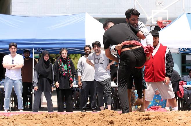 지난 5월 20일 오후 경남 김해시 어방동 인제대학교 김해캠퍼스에서 제3회 인제대 총장배 외국인학생 장사씨름대회가 열려 외국인 유학생들이 씨름경기를 펼치고 있다./김동환 기자