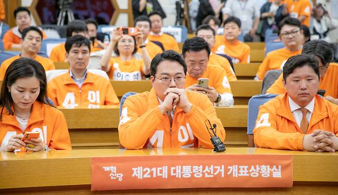 2025년 6월 3일 오후 서울 영등포구 국회의사당에서 개혁신당 대통령선거 개표상황실에서 천하람 개혁신당 상임선거대책위원장이 출구조사 결과를 지켜보고 있다. /장련성 기자