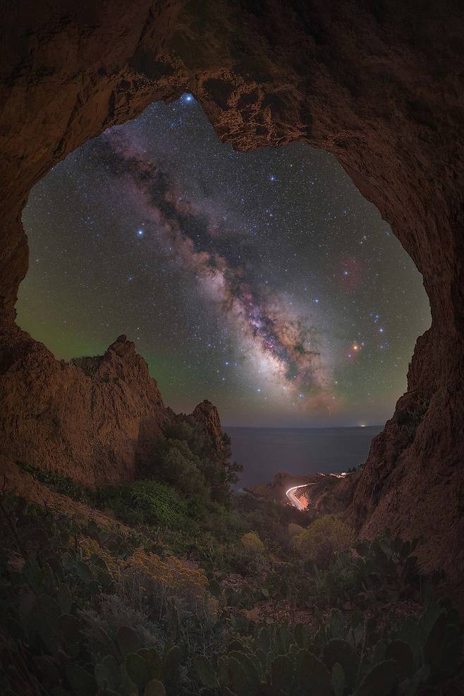 동굴에서 바라본 멋진 풍경.  /앤서니 로페즈/2025 Milky Way Photographer of the Year