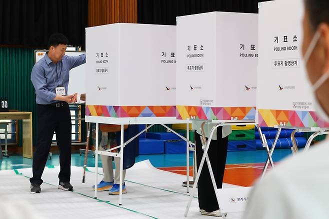 제21대 대통령선거 투표일인 3일 오전 광주 서구 치평동 한 투표소에서 시민들이 투표하고 있다./연합뉴스