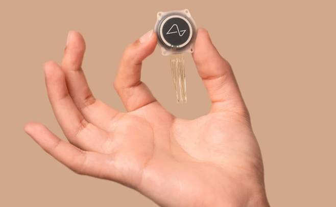 뉴럴링크가 개발한 뇌-컴퓨터 인터페이스(BCI) 임플란트 칩 '텔레파시'./뉴럴링크