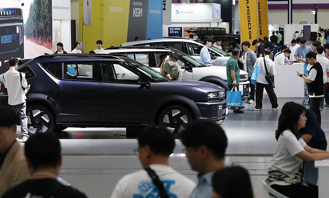 지난 3일 오전 서울 강남구 코엑스에서 열린 'EV트렌드코리아 2025'에서 방문객들이 현대자동차 부스를 살펴보고 있다. /뉴스1