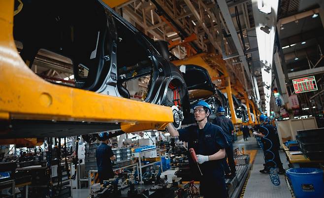 중국 충칭의 한 자동차 공장. /연합뉴스