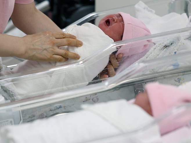 지난달 28일 오후 서울 구로구 고려대학교 구로병원 신생아실에서 아이가 울음을 터뜨리고 있다. /뉴스1