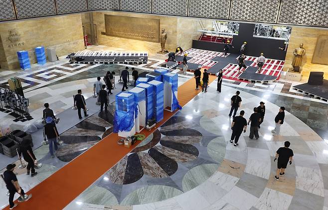 제21대 대통령선거 투표일인 3일 서울 여의도 국회 로텐더홀에선 대통령 취임식 준비로 분주하다./연합뉴스