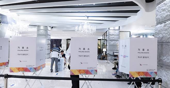 제21대 대통령 선거일인 3일 서울 구로구의 한 웨딩홀에 마련된 구로5동 제1투표소에서 유권자들이 투표하고 있다. /뉴스1