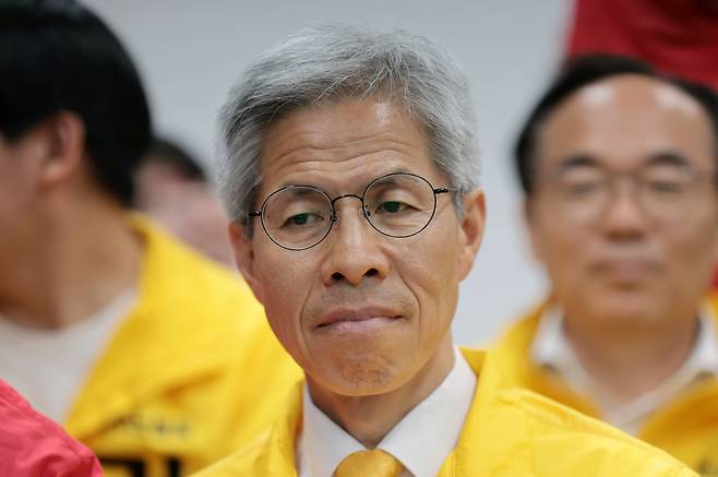 민주노동당 권영국 대선 후보가 3일 서울 구로구 선거캠프에서 제21대 대통령선거 출구조사 결과를 지켜보고 있다. /연합뉴스