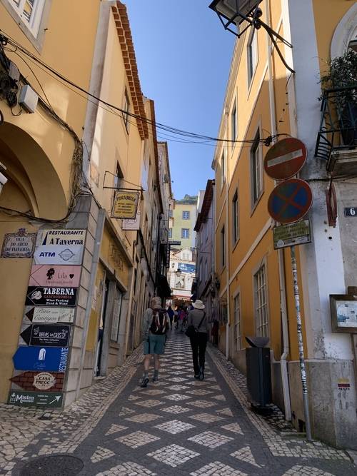 좁은 골목길마다 상점과 식당이 자리해 있다.