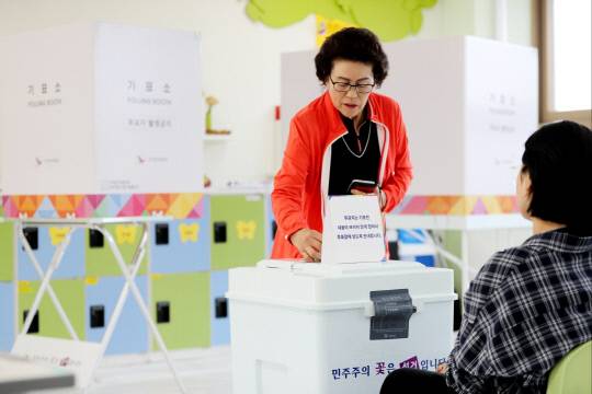 3일 오전 충남 논산시 연산면 제1투표소에서 한 시민이 투표하고 있다. 김영태