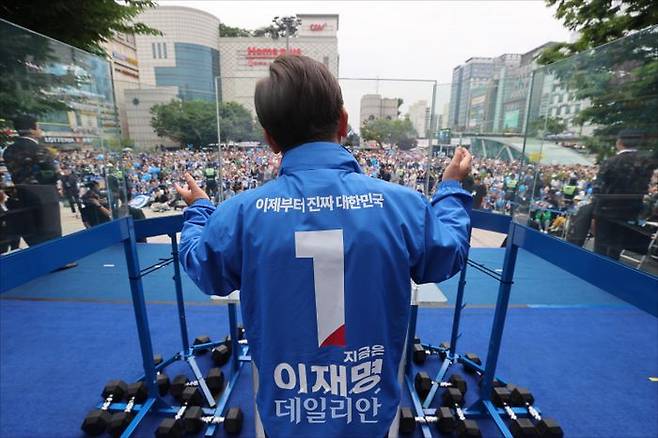 이재명 더불어민주당 대선 후보가 2일 오후 경기 성남시 야탑역 광장에서 열린 경기 성남시·광주시 집중유세에서 지지를 호소하고 있다. ⓒ데일리안 홍금표 기자