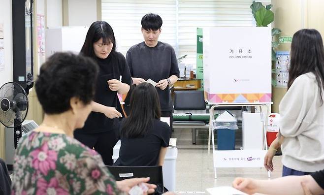 제 21대 대선투표일인 3일 오전 충북 청주 사창동 행정복지센터 투표소에서 유권자들이 투표하고 있다. ⓒ연합뉴스