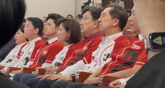 김용태 비상대책위원장을 비롯한 권성동 원내대표, 공동선대위원장인 안철수·나경원 의원, 윤재옥 선대위 총괄본부장, 김기현·최보윤 의원, 양향자 전 의원 등 당 지도부는 이날 3일 오후 국회도서관에 마련된 21대 대선 개표상황실에서 개표 방송을 시청했다. ⓒ데일리안 오수진 기자