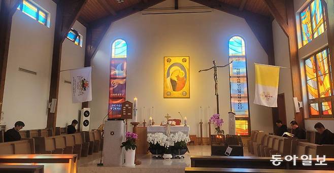 저녁 기도 중인 아우구스띠노 수도회 수사들. 아우구스띠노 수도회는 공동체 생활을 중시하며, 성 아우구스띠노(354∼430)가 쓴 수도 생활에 관한 규칙서는 서유럽에서 가장 오래된 것으로 다른 가톨릭 수도회 규칙의 초석이 됐다고 한다. 연천=이진구 기자 sys1201@donga.com