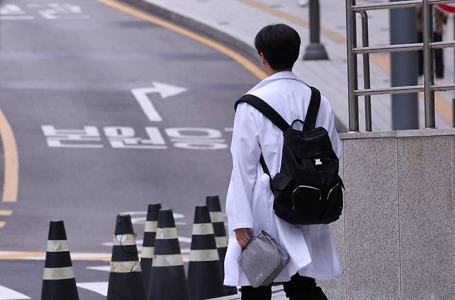 서울의 한 대학병원에서 의료진이 이동하는 모습. 2025.5.19 뉴스1