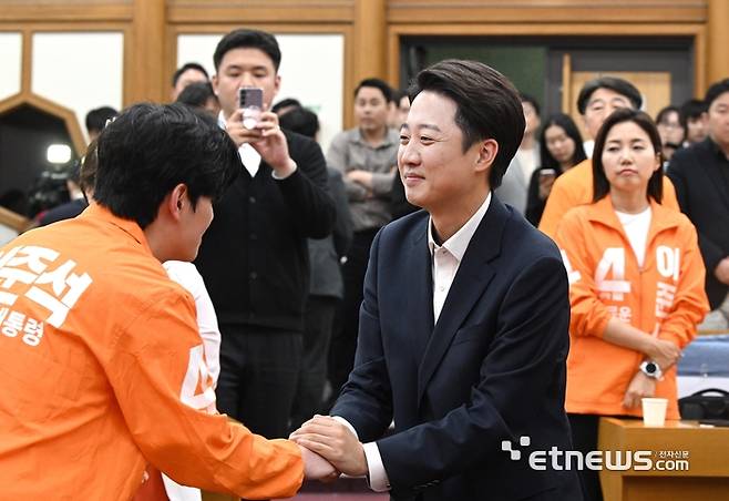 제21대 대통령 선거가 실시된 3일 서울 영등포구 국회의원회관 제1소회의실 마련된 개혁신당 개표 상황실에서 이준석 후보가 당직자들과 인사하고 있다.  이동근기자 foto@etnews.com