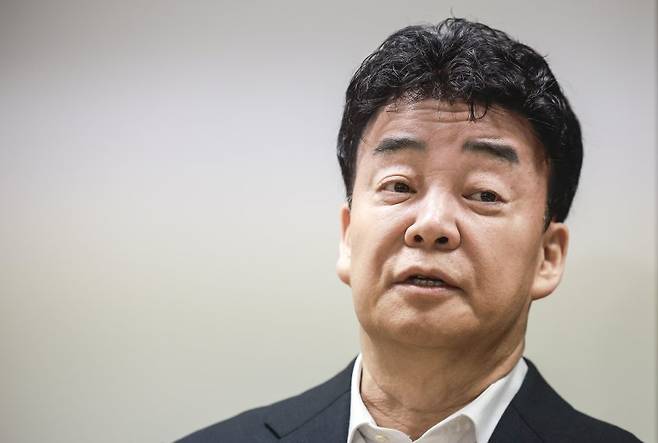 [서울=뉴시스] 정병혁 기자 = 백종원 더본코리아 대표가 28일 서울 서초구의 한 회의공간에서 열린 더본코리아 주주총회에서 취재진의 질문에 답하고 있다. 2025.03.28. jhope@newsis.com /사진=뉴시스
