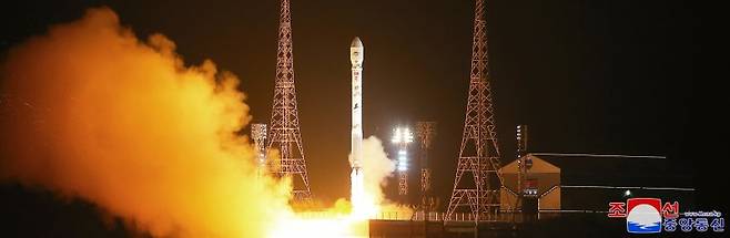 북한은 지난 2023년 11월 22일 전날 밤 발사한 군사정찰위성 1호기 '만리경-1호'의 발사가 성공적으로 이뤄졌다고 밝혔다. 조선중앙통신은 이날 "국가항공우주기술총국은 2023년 11월 21일 22시 42분 28초에 평안북도 철산군 서해위성발사장에서 정찰위성 '만리경-1호'를 신형위성운반로켓 '천리마-1형'에 탑재해 성공적으로 발사했다"고 보도했다. 조선중앙통신 캡처