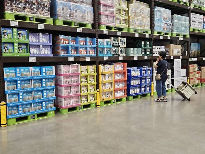 지난 2일 서울 노원구 트레이더스 월계점 뷰티제품 코너에서 고객이 제품을 둘러보고 있다. 사진=이정화 기자