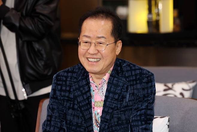 홍준표 전 대구시장이 지난달 10일 오후 인천국제공항 제1여객터미널에서 미국 출국을 앞두고 배웅온 이준석 개혁신당 대선후보와 대화를 하고 있다. 뉴시스