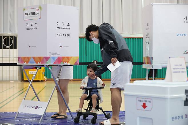 제21대 대통령 선거일인 3일 오전 서울 영등포구 영등포초등학교에 마련된 투표소에서 시민들이 투표을 하고 있다. 정용일 선임기자 yongil@hani.co.kr