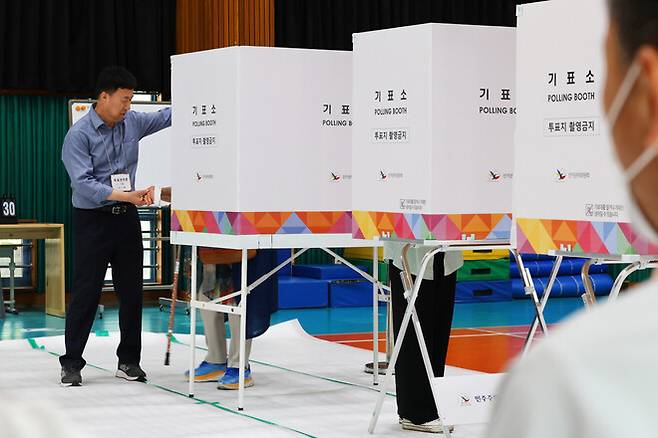 제21대 대통령선거 투표일인 3일 오전 광주 서구 치평동 한 투표소에서 시민들이 투표하고 있다. 연합뉴스