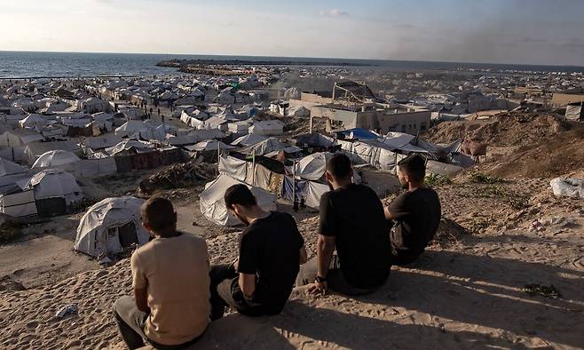 2일 가자지구 해안가를 따라 거주지를 잃은 팔레스타인들의 텐트들이 세워져 있다. EPA 연합뉴스