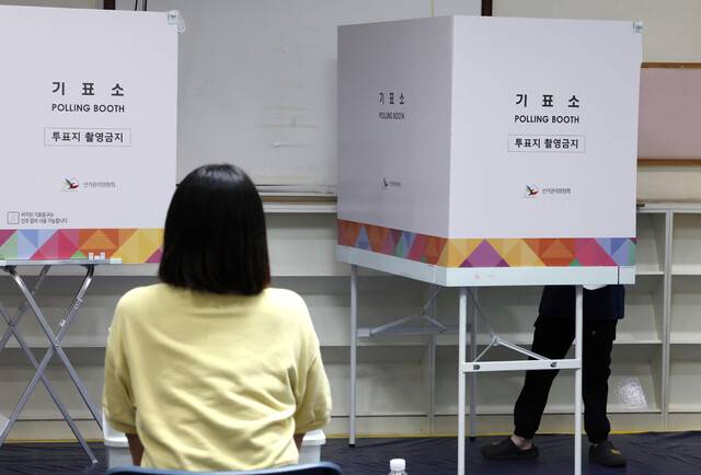 제21대 대통령선거 투표일인 3일 오후 울산 중구 폐원한 양지유치원에 마련된 우정동 제2투표소에서 유권자들이 투표하고 있다. 연합뉴스