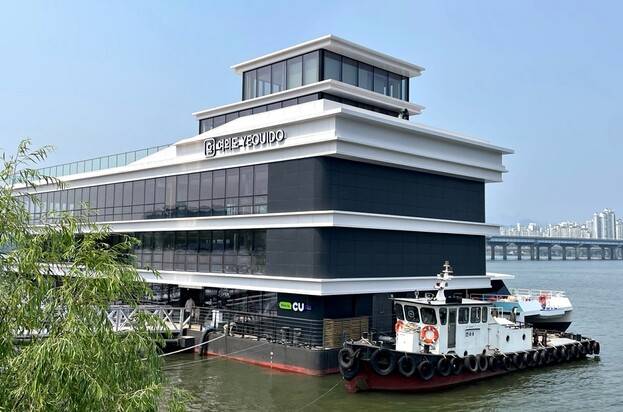 편의점 씨유(CU)가 한강버스 선착장에 라면 특화점 ‘라면 라이브러리’를 선보인다. 씨유 제공