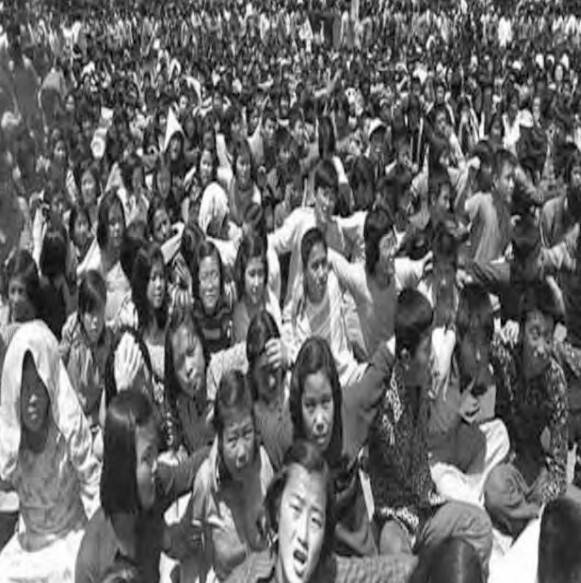 1980년 5월16일 광주 금남로 옛 전남도청 광장에서 열린 ‘민족민주화 성회’ 시위엔 호남전기 여성 노동자들이 대거 참석했다.                               5·18기념재단 제공