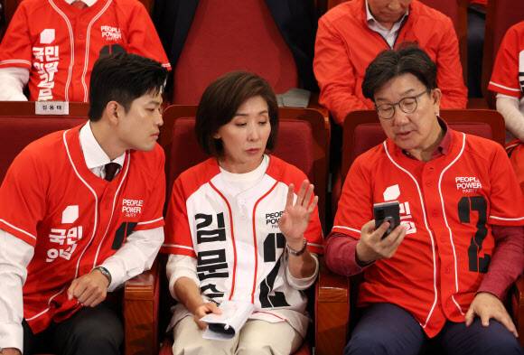 국민의힘 김용태 비상대책위원장, 나경원 의원, 권성동 원내대표가 3일 서울 여의도 국회도서관에 마련된 국민의힘 제21대 대통령선거 개표상황실에서 방송사 출구조사 결과를 지켜보며 대화하고 있다. 공동취재사진