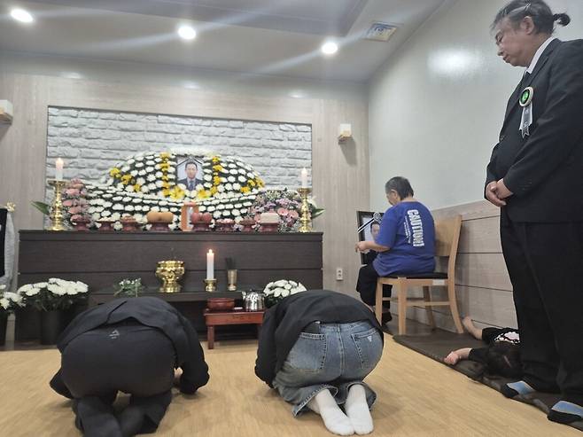 2025년 6월3일 한국서부발전 태안발전본부의 2차 하청 노동자 김충현씨의 빈소에서 권영국 민주노동당 대통령 후보와 이은주 전 정의당 의원이 조문하고 있다.