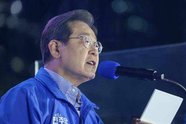 이재명 더불어민주당 대선 후보가 2일 오후 서울 영등포구 여의도공원에서 마지막 유세를 하며 지지를 호소하고 있다. 뉴스1
